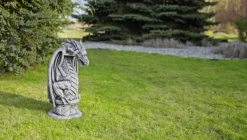 Gartendekoparadies Animaux-Alien sur un piédestal