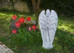 Gartendekoparadies Enfants & Anges-Ange priant avec des ailes