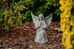 Gartendekoparadies Enfants & Anges-Ange priant avec des ailes