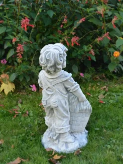 Gartendekoparadies Enfants & Anges|Jardinières-Beau garçon avec un panier de plantes