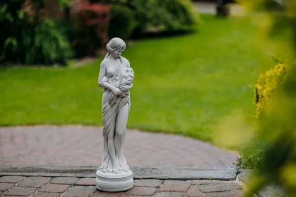 Gartendekoparadies Figures & Statues-Belle figure féminine avec de magnifiques fleurs