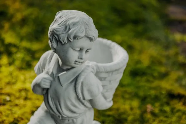 Gartendekoparadies Enfants & Anges-Boy Figurine with Plant Basket