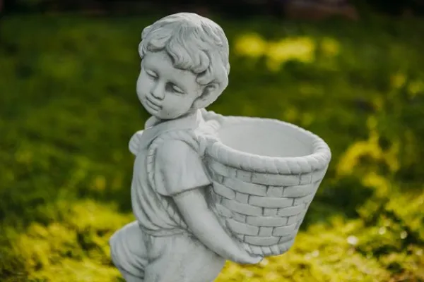 Gartendekoparadies Enfants & Anges-Boy Figurine with Plant Basket