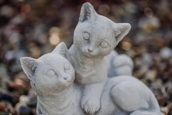 Gartendekoparadies Animaux-Couple de chats jouant