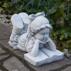 Gartendekoparadies Enfants & Anges-Fille couchée avec un livre