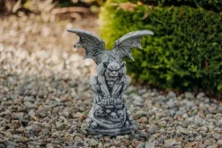 Gartendekoparadies Gargouilles-Gargouille avec des ailes sur des crânes