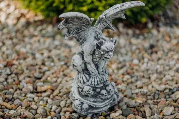 Gartendekoparadies Gargouilles-Gargouille avec des ailes sur des crânes
