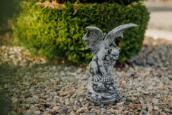 Gartendekoparadies Gargouilles-Gargouille avec des ailes sur des crânes