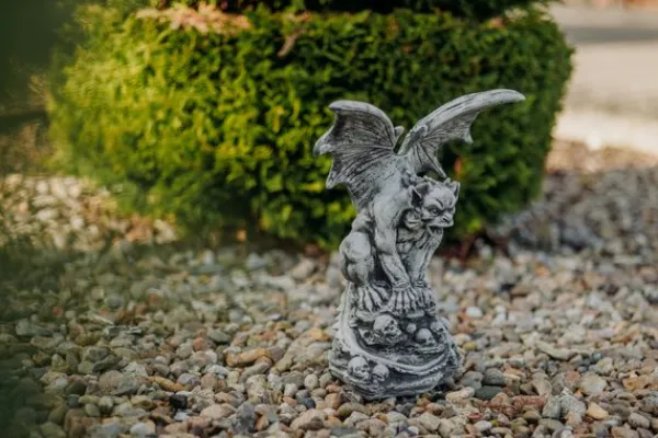 Gartendekoparadies Gargouilles-Gargouille avec des ailes sur des crânes