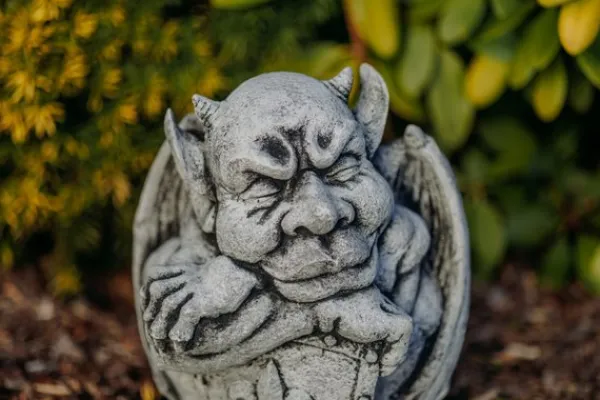 Gartendekoparadies Gargouilles-Gargoyle with Shield