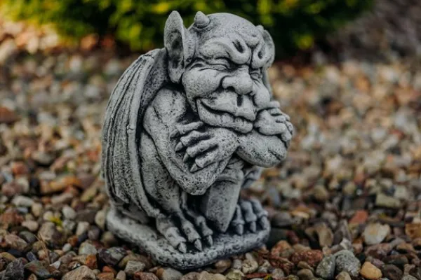 Gartendekoparadies Gargouilles-Gargoyle with Sword