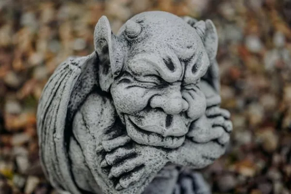Gartendekoparadies Gargouilles-Gargoyle with Sword