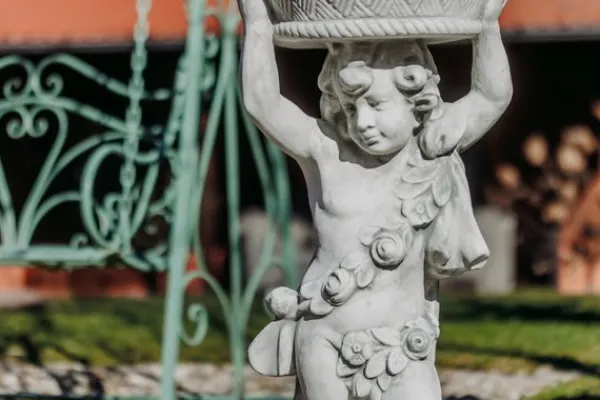 Gartendekoparadies Figures & Statues|Jardinières-Garçon avec un grand bol de plantes