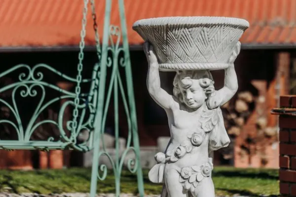 Gartendekoparadies Figures & Statues|Jardinières-Garçon avec un grand bol de plantes