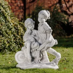 Gartendekoparadies Enfants & Anges-Garçon et fille avec brouette