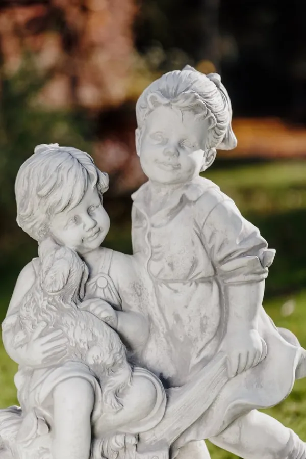 Gartendekoparadies Enfants & Anges-Garçon et fille avec brouette