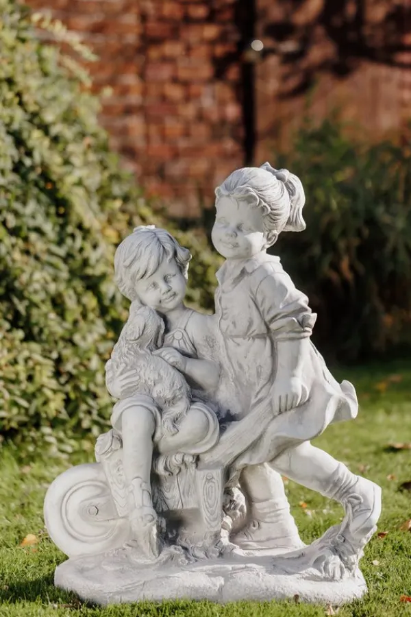 Gartendekoparadies Enfants & Anges-Garçon et fille avec brouette