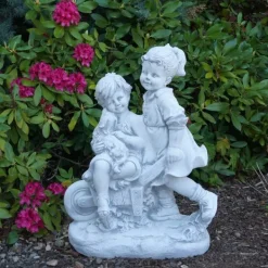 Gartendekoparadies Enfants & Anges-Garçon et fille avec brouette