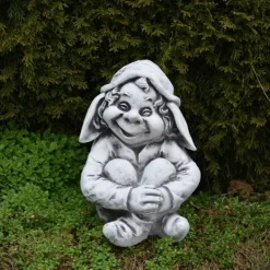 Gartendekoparadies Gnome-Gnome est assis dans le jardin et attend