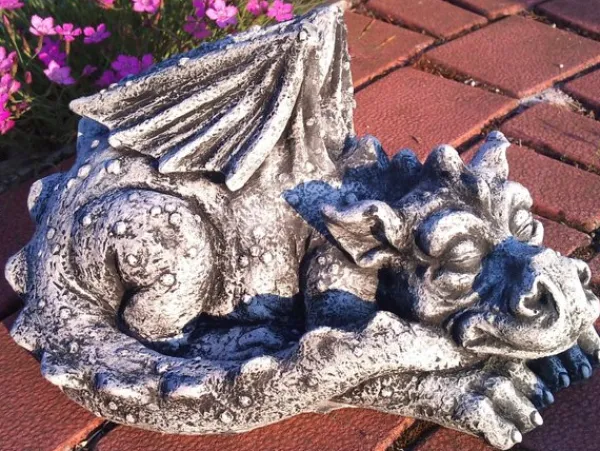 Gartendekoparadies Animaux-Grand dragon endormi