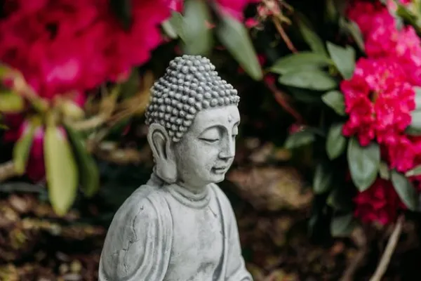 Gartendekoparadies Bouddhas-Grande statue de Bouddha en coloris gris