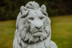 Gartendekoparadies Animaux-Immense lion de pierre sur socle tourné vers la gauche