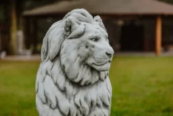 Gartendekoparadies Animaux-Immense lion de pierre sur socle tourné vers la gauche