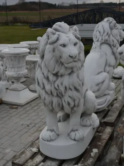 Gartendekoparadies Animaux-Immense lion de pierre sur socle tourné vers la gauche