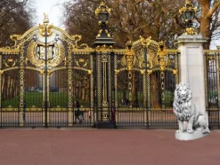 Gartendekoparadies Animaux-Immense lion de pierre sur socle tourné vers la gauche