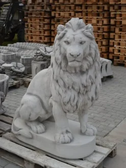 Gartendekoparadies Animaux-Immense lion de pierre sur socle tourné vers la droite