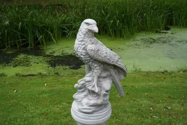 Gartendekoparadies Animaux-Imposant aigle sur socle rond