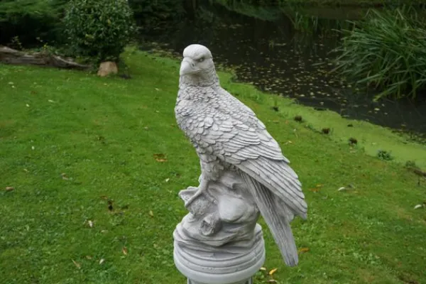 Gartendekoparadies Animaux-Imposant aigle sur socle rond