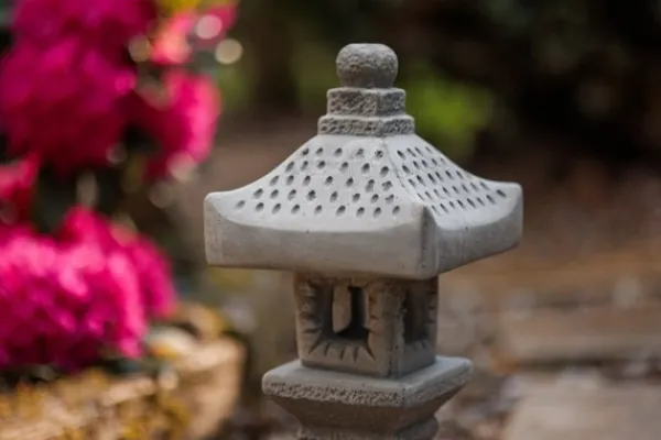 Gartendekoparadies Lanternes En Pierre-Lampe en pierre tachi-gata : symbole de la culture asiatique