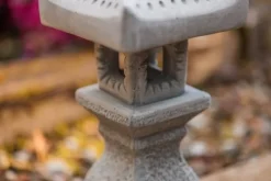 Gartendekoparadies Lanternes En Pierre-Lampe en pierre tachi-gata : symbole de la culture asiatique