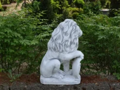 Gartendekoparadies Animaux-Lion avec bouclier sur la patte droite