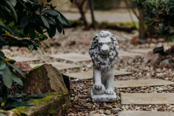 Gartendekoparadies Animaux-Lions avec ballon à droite