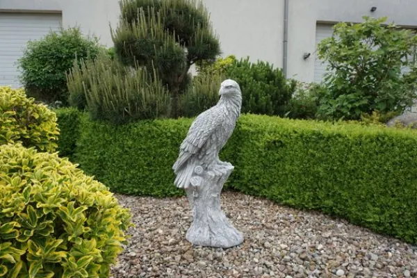 Gartendekoparadies Animaux-Énorme aigle sur souche d'arbre