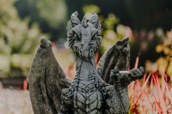 Gartendekoparadies Animaux-Énorme dragon sur un piédestal