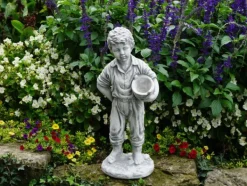 Gartendekoparadies Enfants & Anges-Petit garçon avec jardinière