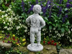 Gartendekoparadies Enfants & Anges-Petit garçon avec jardinière