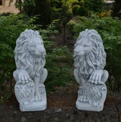 Gartendekoparadies Animaux-Prix ??spécial : paire de lions avec bouclier