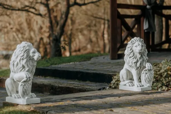 Gartendekoparadies Animaux-Prix ??spécial : paire de lions avec bouclier