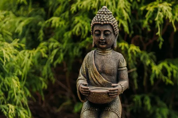 Gartendekoparadies Bouddhas-Statue de Bouddha enchanteresse sur un piédestal