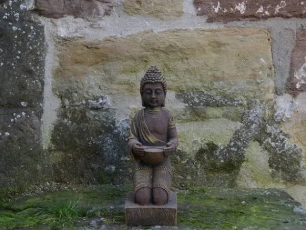Gartendekoparadies Bouddhas-Statue de Bouddha enchanteresse sur un piédestal