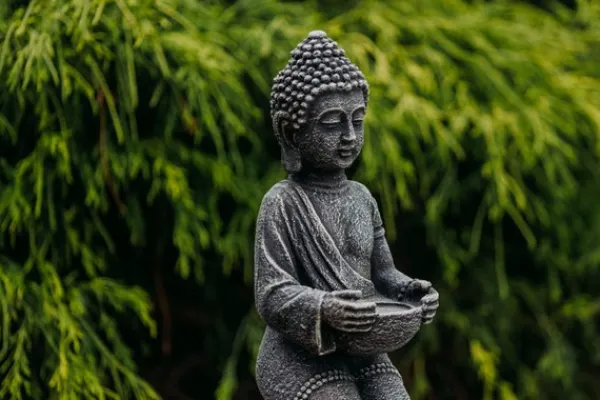 Gartendekoparadies Bouddhas-Statue de Bouddha enchanteresse sur un piédestal