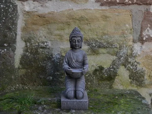 Gartendekoparadies Bouddhas-Statue de Bouddha enchanteresse sur un piédestal