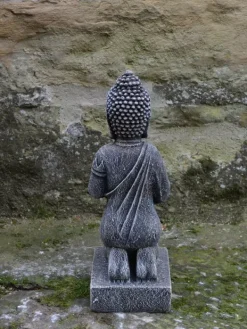 Gartendekoparadies Bouddhas-Statue de Bouddha enchanteresse sur un piédestal