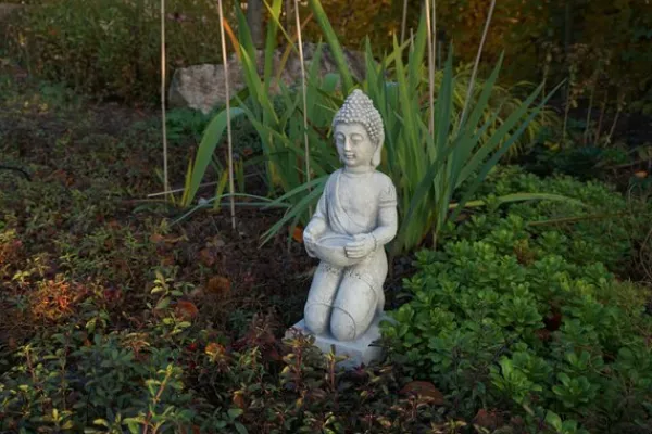 Gartendekoparadies Bouddhas-Statue de Bouddha enchanteresse sur un piédestal