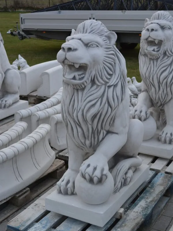 Gartendekoparadies Animaux-Statue de lion à gauche avec ballon