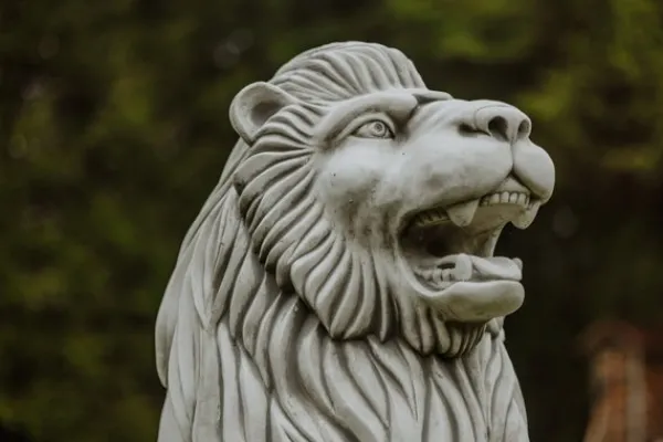 Gartendekoparadies Animaux-Statue de lion à gauche avec ballon